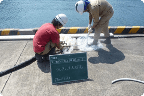 港湾岸壁の背面空洞への注入